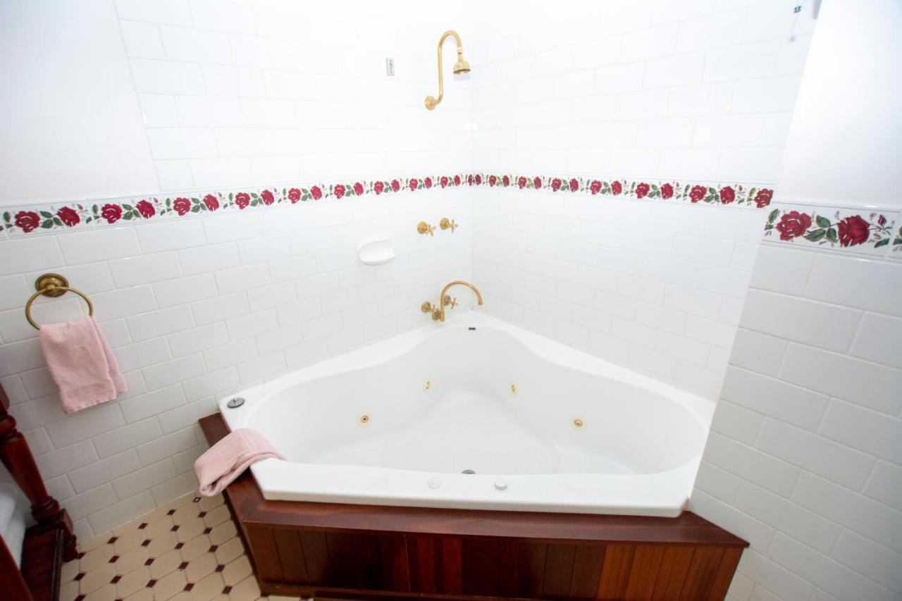 Rosebridge House Bed & Breakfast Adult Retreat Gooseberry Hill Экстерьер фото